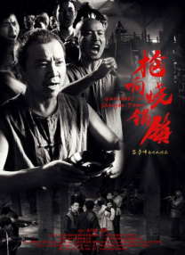 朱莉《坚不可摧》片场忙碌 现场讲戏导演范儿足 2013-12-03 当地时间12月2日，澳洲悉尼鹦鹉岛，安吉丽娜·朱莉出现在她执导的新片《坚不可摧》片场，当天朱莉一袭黑衣，顶着炎炎烈日，为现场演员说戏。
